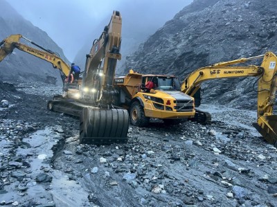 馬太鞍堰塞湖湖水幾已見底，完成壩體降挖階段性任務。